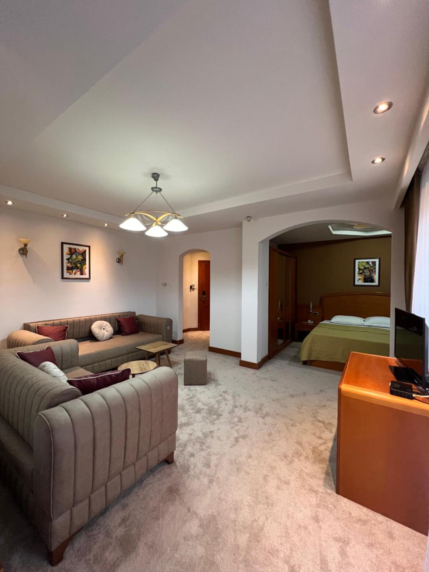 Hotel Princi i Arberit Pristina Esterno foto