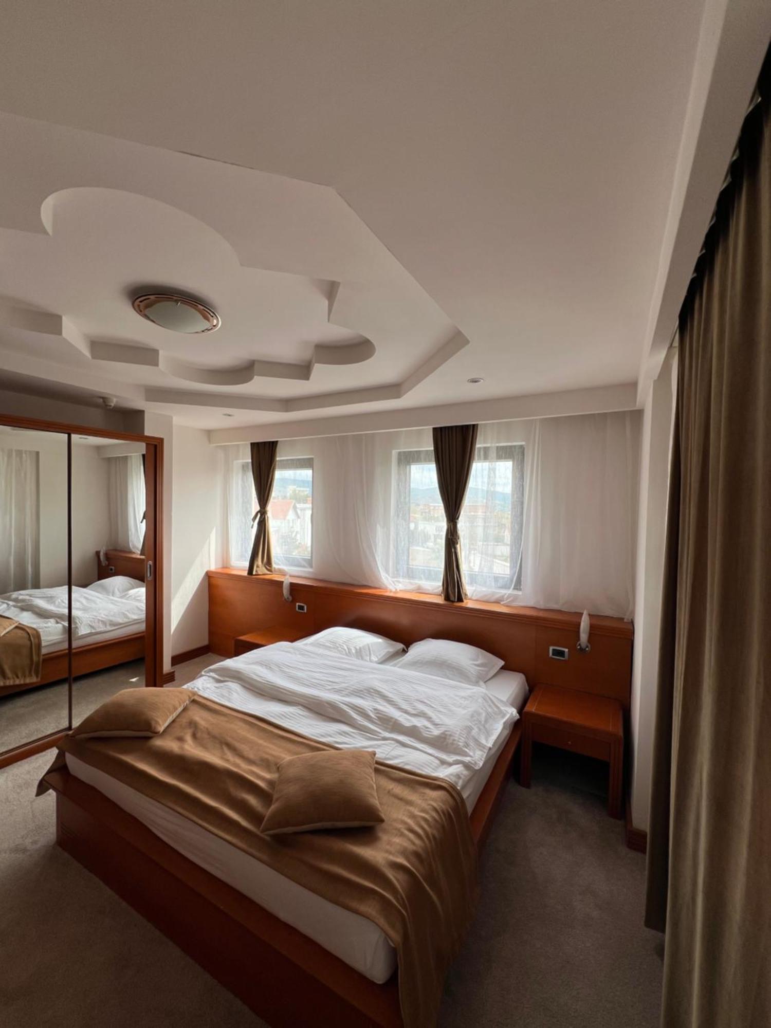Hotel Princi i Arberit Pristina Esterno foto