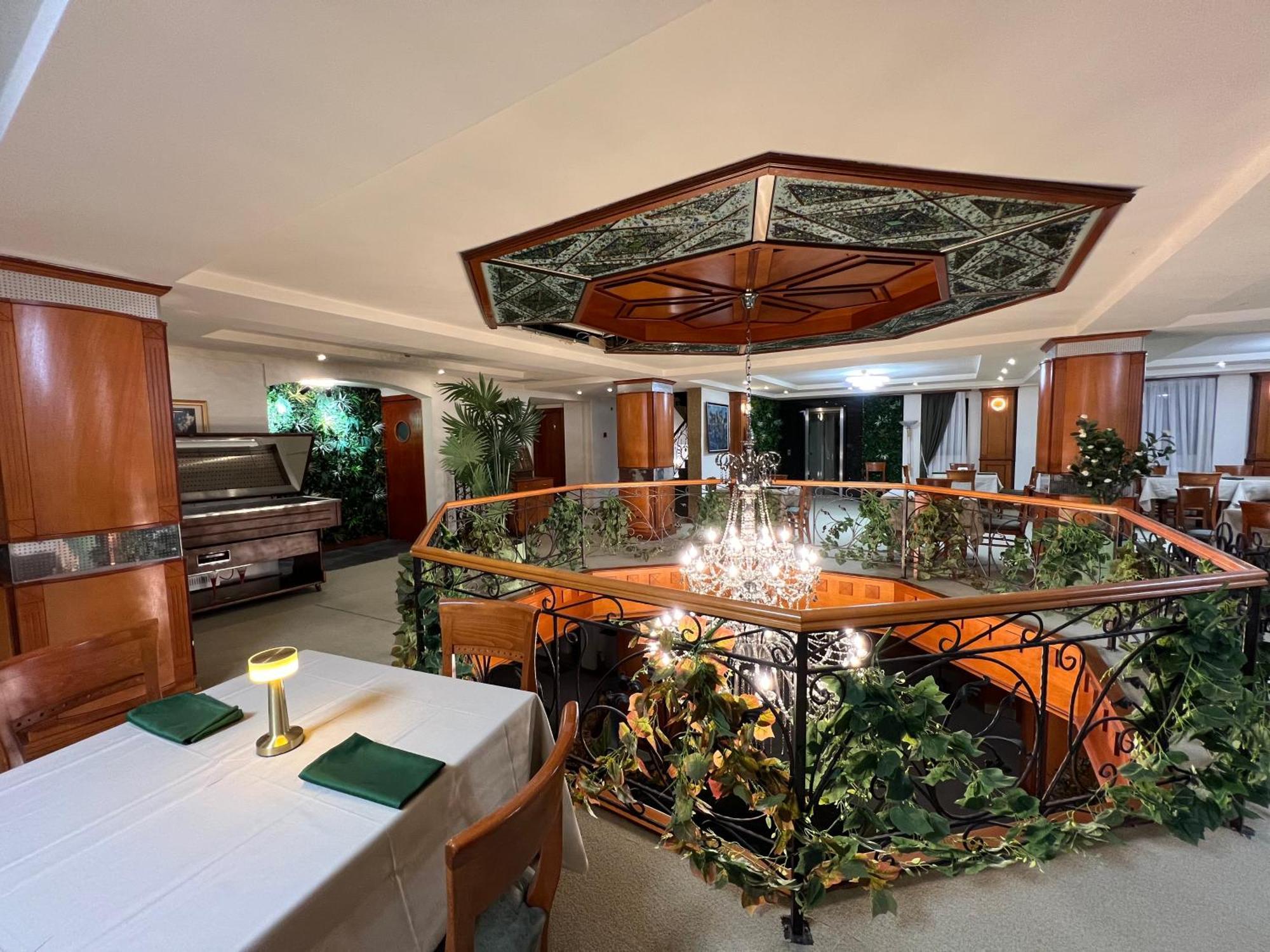 Hotel Princi i Arberit Pristina Esterno foto