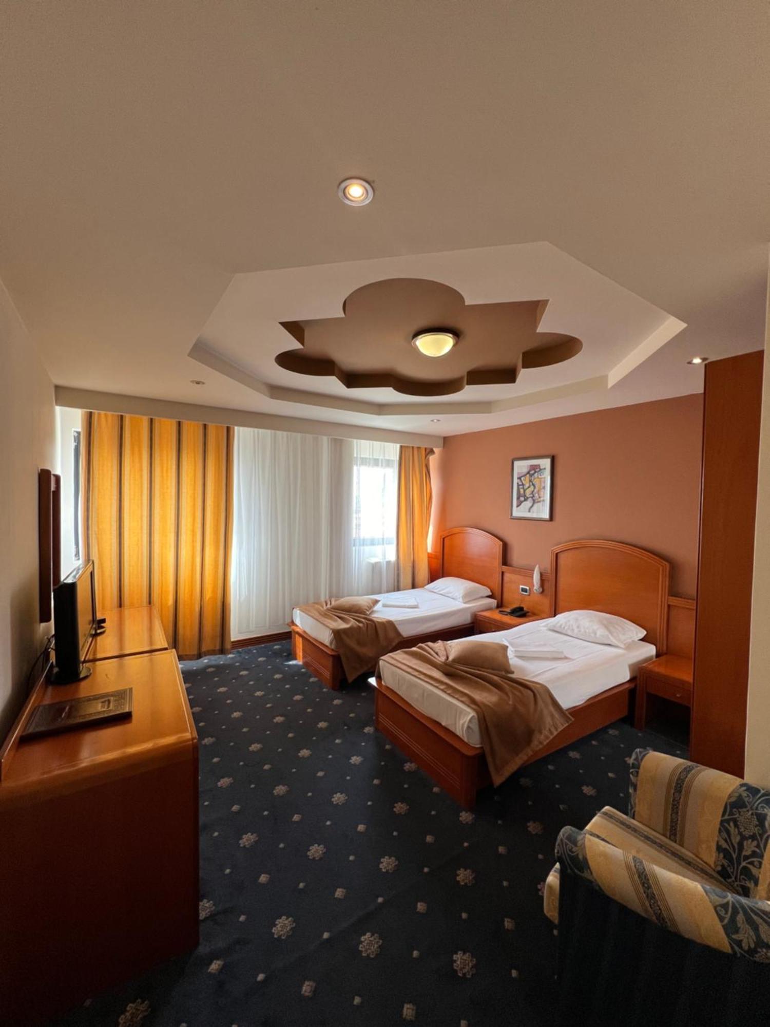 Hotel Princi i Arberit Pristina Esterno foto